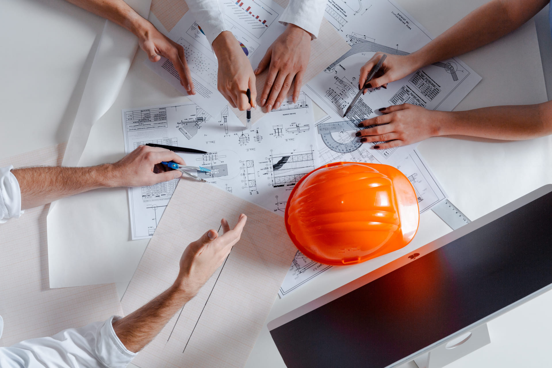 図面に書き込む人たち