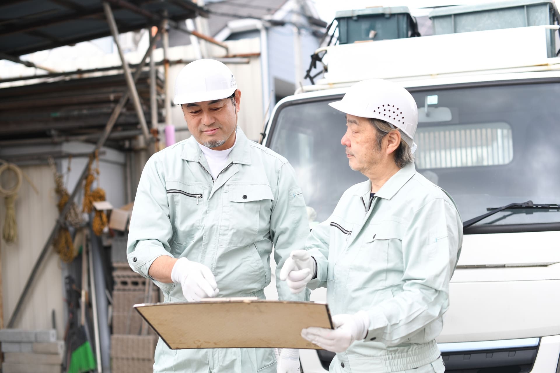 図面を見ている二人の男性